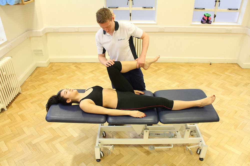 Knee mobility and strength tests condurcted by an experienced physiotherapist
