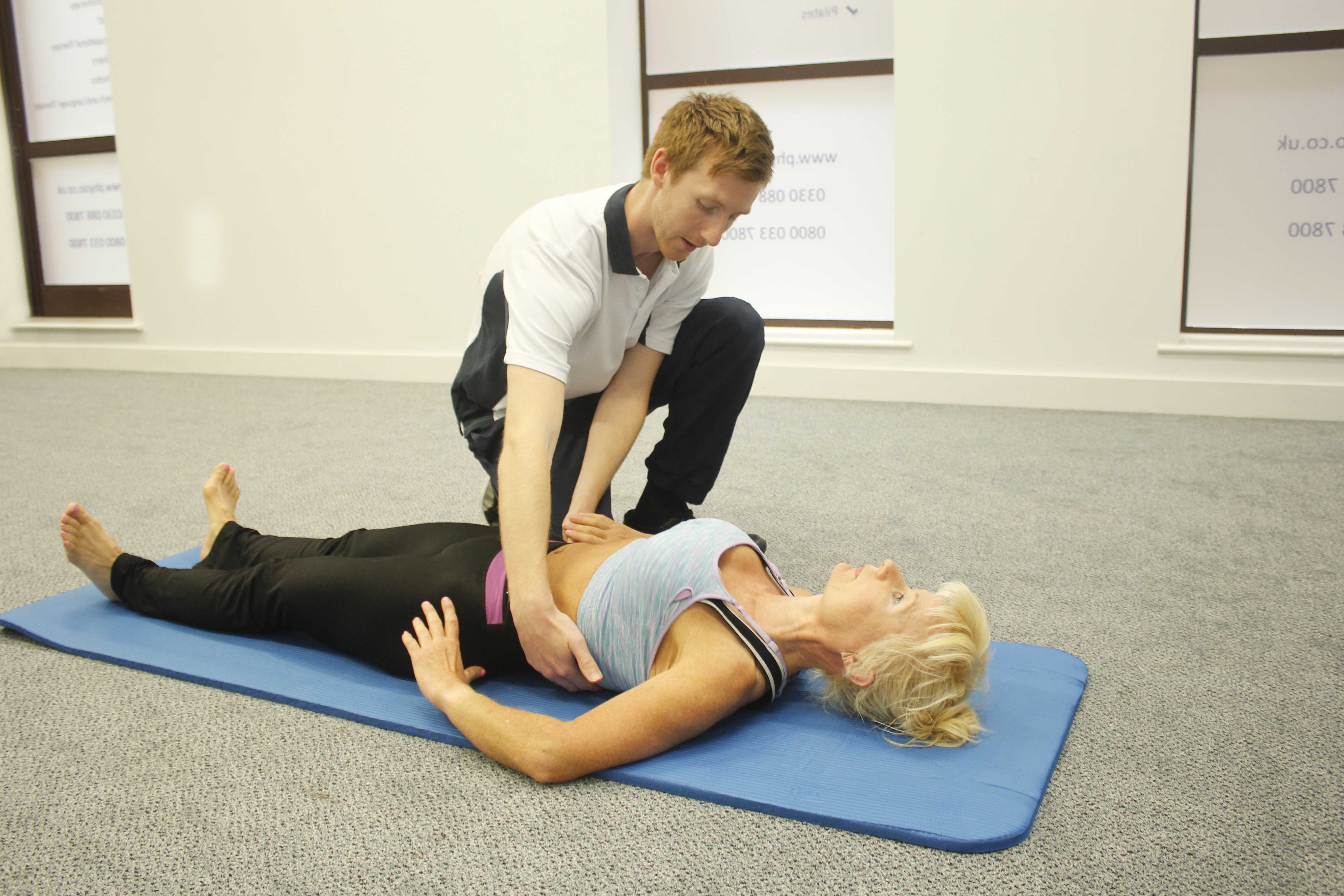 If you have suffered a fractured rib, it may be uncomforatble to take in deep breaths. Our physiotherpaist is teaching his patient a diaphramatic breathing technique.