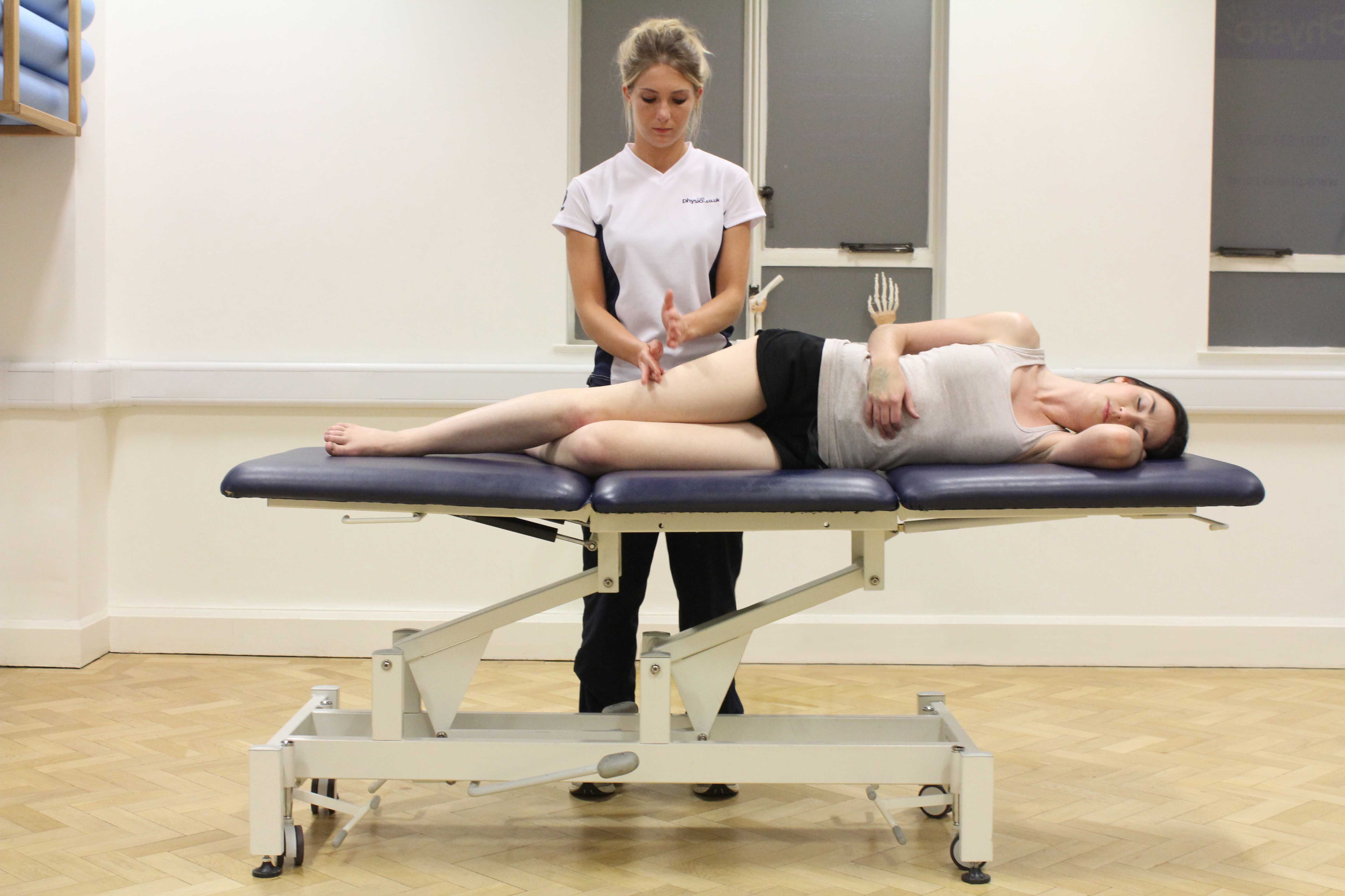 Beating percussion massage technique applied to rectus femoris muscle