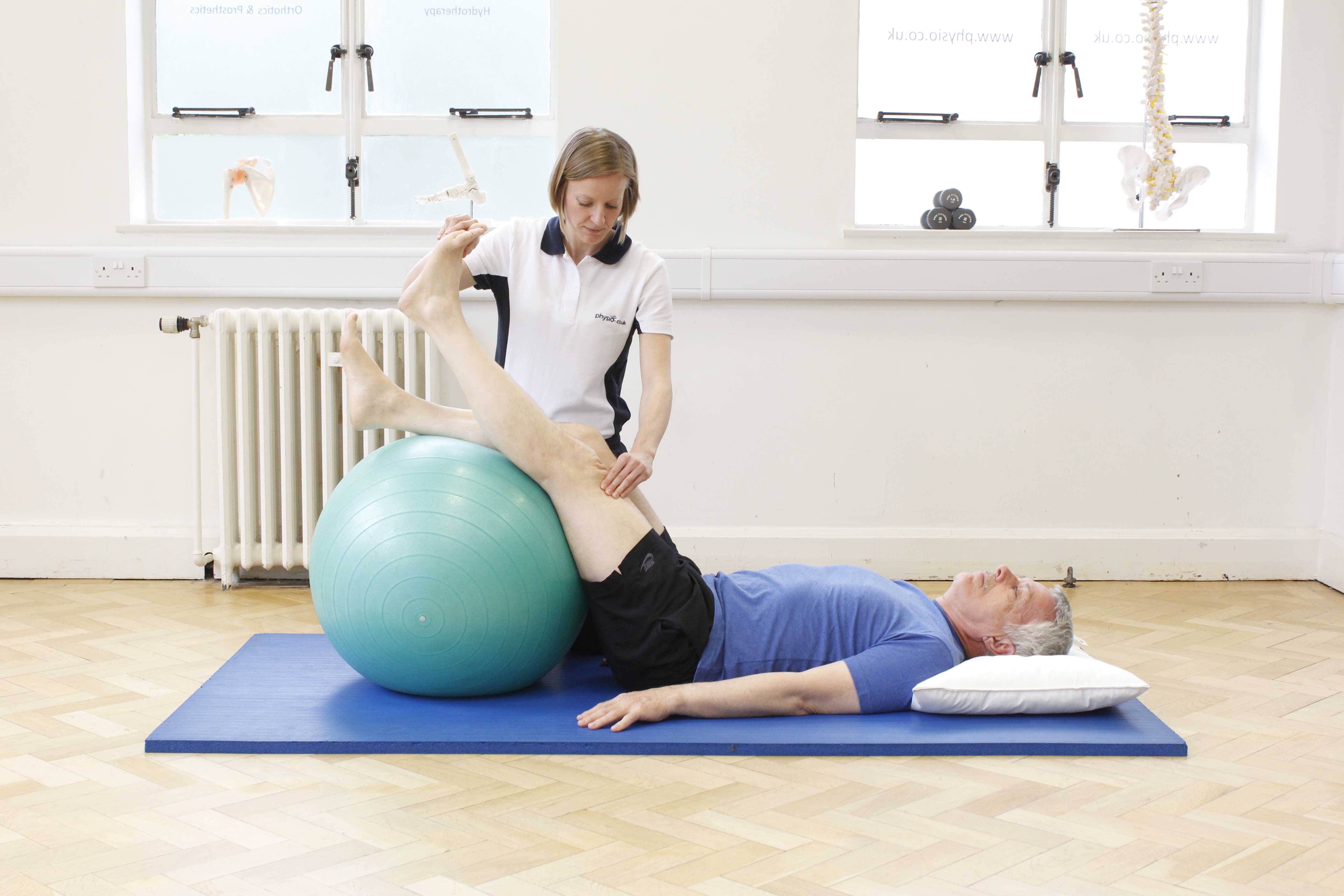 Quadriceps strengthening exercises supervised by neurological physiotherapist